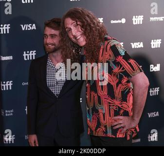 Daniel Radcliffe et Weird Al Yankovic assistent à l'événement Red Carpet du Festival International du film de Toronto pour le film « Weird: The Al Yankovic Story » au Royal Alexandra Theatre de Toronto. Banque D'Images