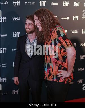 Daniel Radcliffe et Weird Al Yankovic assistent à l'événement Red Carpet du Festival International du film de Toronto pour le film « Weird: The Al Yankovic Story » au Royal Alexandra Theatre de Toronto. Banque D'Images