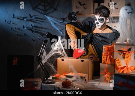 Chute propriétaire d'affaires d'expédition porte le crâne d'argile blanc, maquillage professionnel dans le bureau à la maison. Sceller la boîte avec du ruban adhésif. Bureau décoré Prizdnichny Banque D'Images