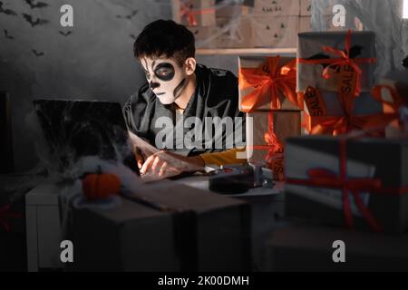 Chute propriétaire d'affaires d'expédition porte le crâne d'argile blanc, maquillage professionnel dans le bureau à la maison. Accepte une commande sur l'emplacement. Bureau décoré de façon festive Banque D'Images