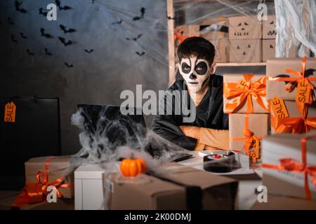 Chute propriétaire d'affaires d'expédition porte le crâne d'argile blanc, maquillage professionnel dans le bureau à la maison. Accepte une commande sur l'emplacement. Bureau décoré de façon festive Banque D'Images