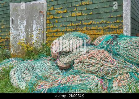 Les serpentins de corde utilisés dans l'industrie de la pêche au homard se trouvent à l'extérieur d'une cabane à poissons à Sandford Wharf, en Nouvelle-Écosse. Banque D'Images