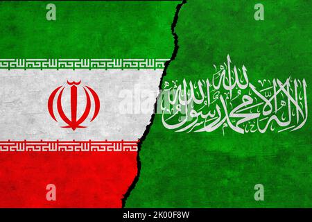 Le Hamas et l'Iran ont peint des drapeaux sur un mur avec une fissure. Les relations entre l'Iran et le Hamas. Le Hamas et l’Iran sont des drapeaux ensemble Banque D'Images