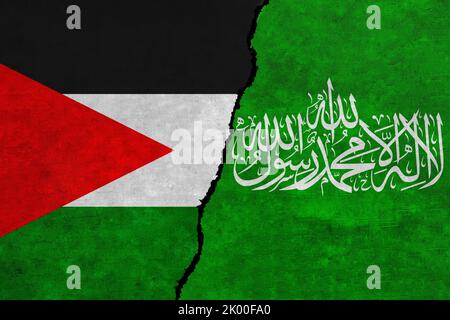 Le Hamas et la Palestine ont peint des drapeaux sur un mur avec une fissure. Relations entre la Palestine et le Hamas. Le Hamas et la Palestine drapeaux ensemble Banque D'Images