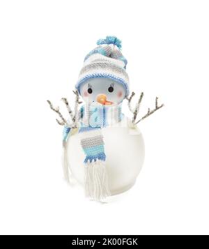 Bonhomme de neige isolé sur fond blanc. Gros plan d'un bonhomme de neige portant un chapeau et un foulard, noël et fête du nouvel an Banque D'Images