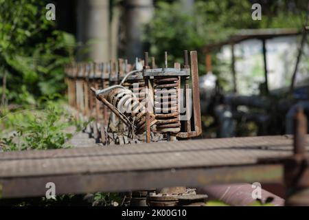 Détails avec des objets métalliques industriels anciens et rouillés dans une centrale électrique roumaine abandonnée. Banque D'Images