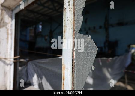 Murs et fenêtres cassés dans un bâtiment industriel abandonné. Banque D'Images
