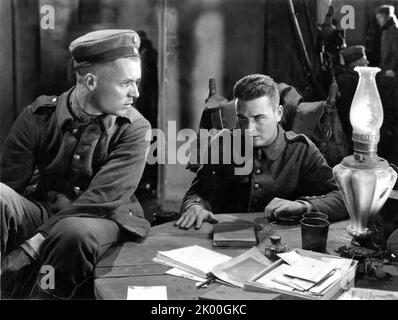 BEN ALEXANDER et LEW AYRES dans LE CALME SUR LE front de l'Ouest, le réalisateur LEWIS 1930 MILESTONE Novel Erich Maria Remarque producteur Carl Laemmle Jr. Universal Pictures Banque D'Images