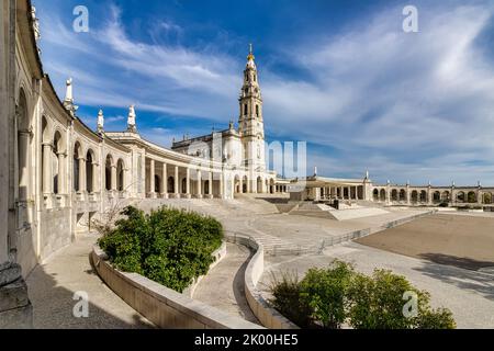 Vue sur la colonnade et la basilique notre-Dame de Fatima Sanctuary à Cova de Iria, Portugal Banque D'Images