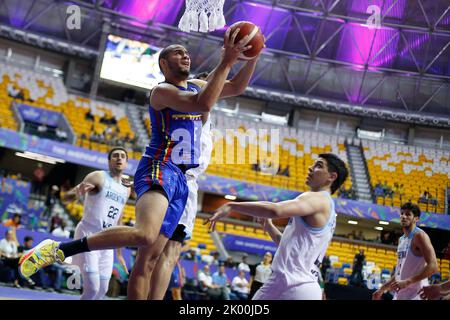 Recife, Brésil. 8th septembre 2022. Carlos Lopez (en haut) du Venezuela va pour une mise à pied lors d'un quart de finale match entre l'Argentine et le Venezuela à la FIBA Americup 2022 à Recife, Pernambuco, Brésil, 8 septembre 2022. Credit: Lucio Tavora/Xinhua/Alamy Live News Banque D'Images