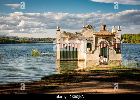 Maison de pêche (pesquera) au Lac de Banyoles (Estany de Banyoles). Gérone, dans le nord-est de la Catalogne, Espagne Banque D'Images