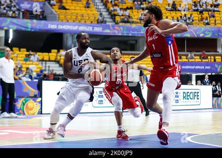 Recife, Brésil. 8th septembre 2022. Jeremy Pargo (L) des États-Unis participe à un match quart de finale entre les États-Unis et Porto Rico à la FIBA Americup 2022 à Recife, Pernambuco, Brésil, le 8 septembre 2022. Crédit: Wang Tiancong/Xinhua/Alamy Live News Banque D'Images