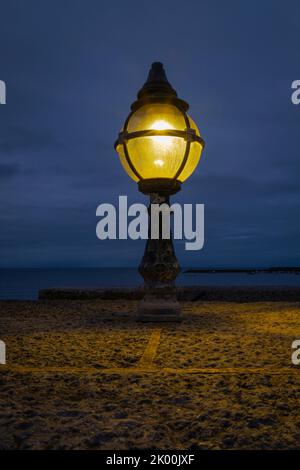 Lampadaire de rue contre le ciel bleu la nuit Banque D'Images