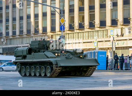 MOSCOU, RUSSIE - 3 MAI 2017 : rue Tverskaya, répétition de la parade de la victoire sur 9 mai, équipement militaire Banque D'Images