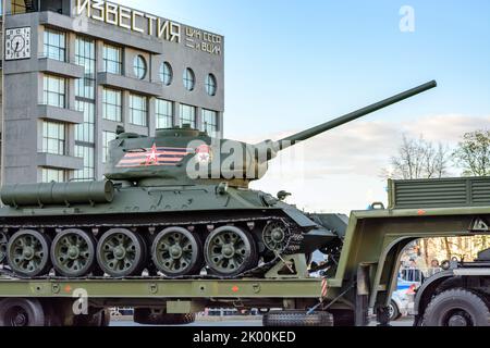 MOSCOU, RUSSIE - 3 MAI 2017 : rue Tverskaya, répétition de la parade de la victoire sur 9 mai, équipement militaire Banque D'Images