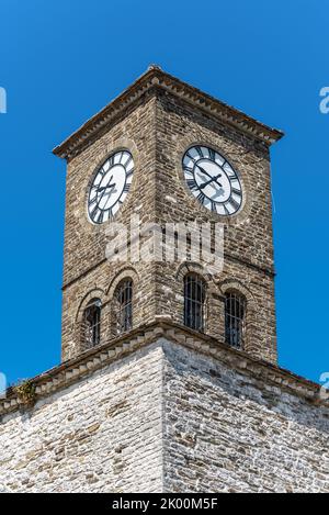 Tour de l'horloge à l'intérieur du château de Gjirokaster en Albanie Banque D'Images