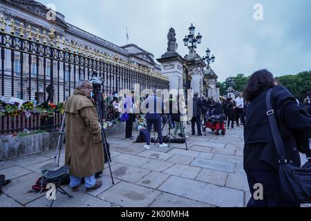 Londres, Royaume-Uni. 09th septembre 2022. Les membres de la presse se réunissent pour rendre hommage aux boureurs après le décès de sa Majesté la Reine à Buckingham Palace, Londres, Royaume-Uni, 9th septembre 2022 (photo de Richard Washbrooke/News Images) à Londres, Royaume-Uni, le 9/9/2022. (Photo de Richard Washbrooke/News Images/Sipa USA) crédit: SIPA USA/Alay Live News Banque D'Images