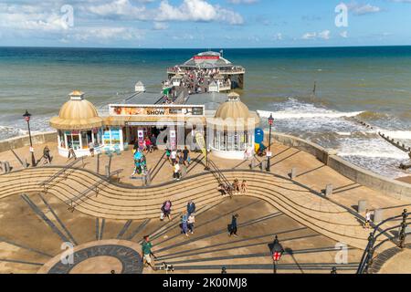 Jetée traditionnelle en bord de mer et Pavilion Theatre, Cromer, nord de Norfolk, Angleterre, Royaume-Uni Banque D'Images