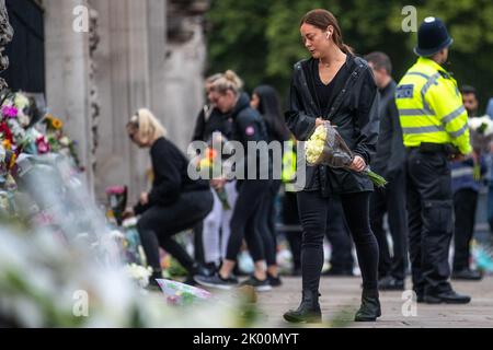 Les personnes qui se sont garantes de la Reine après le décès de sa Majesté la Reine à Buckingham Palace, Londres, Royaume-Uni, 9th septembre 2022 (photo de Ben Whitley/News Images) à Londres, Royaume-Uni, le 9/9/2022. (Photo de Ben Whitley/News Images/Sipa USA) Banque D'Images