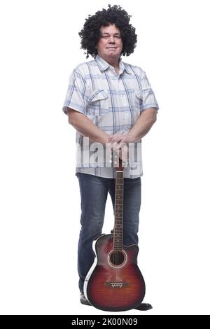 en pleine croissance. un homme joyeux aux cheveux bouclés avec une guitare Banque D'Images