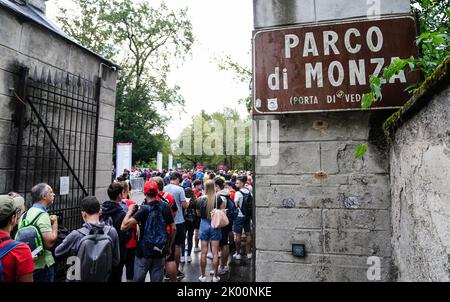 Les fans arrivent sur le circuit pour s'entraîner au Grand Prix d'Italie de Monza. Date de la photo: Vendredi 9 septembre 2022. Banque D'Images