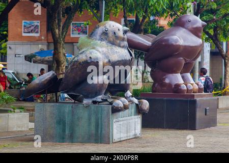 Colombie, Medellin, Pablo Escobar, le droguateur, a bombardé une statue de Botero le 10th juin 1995. L'artiste a donné la statue originale à droite Banque D'Images