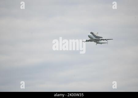 La découverte de la navette spatiale de la National Aeronautics and Space Administration (NASA) survolant Washington. D.C., sur le dernier trajet jusqu'à sa maison de musée permanente. Banque D'Images