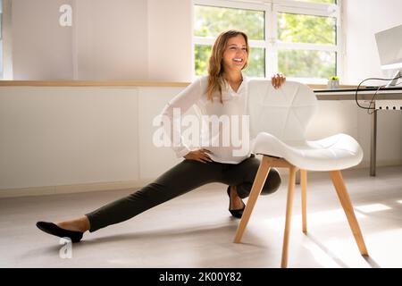 Entraînement et entraînement de yoga de bureau debout près de Business Computer Banque D'Images