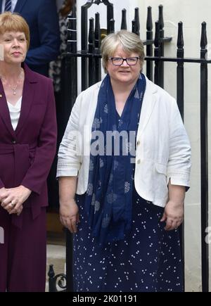 Thérèse Coffey MP (con: Suffolk Coastal) dans la rue Downing le jour où Liz Truss fait son premier discours en tant que Premier ministre. Elle a été nommée plus tard Heal Banque D'Images