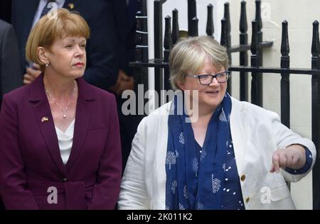 Thérèse Coffey MP (con: Suffolk Coastal) Wendy Morton MP (L) à Downing Street le jour où Liz Truss fait son premier discours en tant que Premier ministre. Elle l'était Banque D'Images