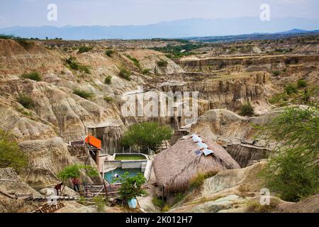 Colombie, Villavieja près de Neiva, le désert de Tatacoa, une auberge est placée à côté d'une source ou bien et aussi une piscine est construit dans cette partie de t Banque D'Images