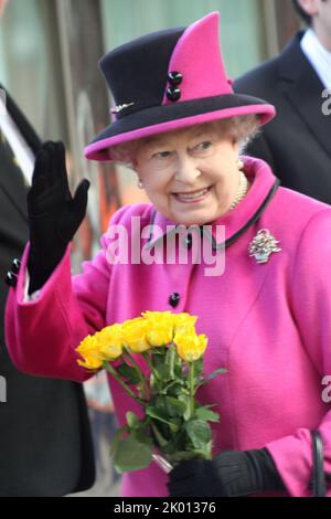 HM La Visite du jubilé de diamant de la Reine à Salisbury. 1 mai 2012. La reine Elizabeth II et le HRH le duc d'Édimbourg ont visité Salisbury par le Royal train le mardi 1 mai 2012 dans le cadre de la tournée du jubilé de diamant au Royaume-Uni. En Arrivant À La Gare De Salisbury, La Reine Et Le Prince Philip Ont Visité La Cathédrale De Salisbury. Ils ont été accueillis à Salisbury par Sarah Rose Troughton, Lord Lieutenant of Wiltshire. Banque D'Images