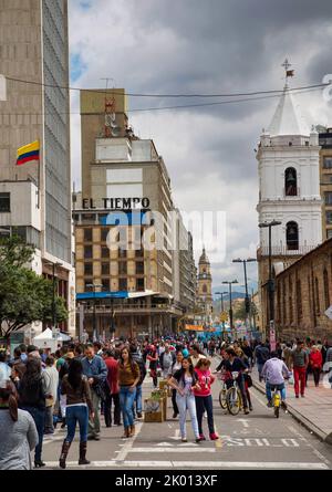 Colombie, Bogota, la Carera 7 straat a été transformée en zone piétonne. L'Iglesia de San Francisco face au bureau El Tiempo et sur la fa Banque D'Images