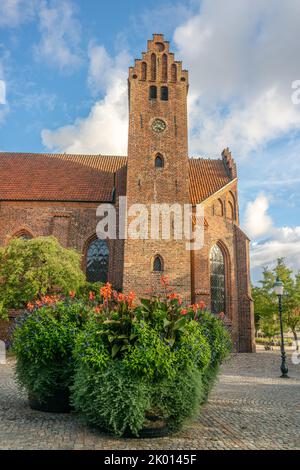 Ystad, Suède - 6 septembre 2022 : ancien monastère de la méchante rouge avec des pavés autour et des plantes en pot comme décoration. Banque D'Images