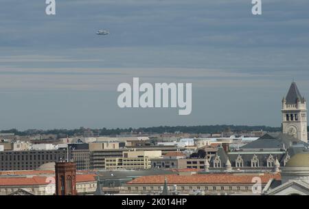 La découverte de la navette spatiale de la National Aeronautics and Space Administration (NASA) survolant Washington. D.C., sur le dernier trajet jusqu'à sa maison de musée permanente. Banque D'Images
