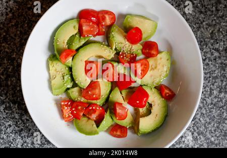 Salade de tomates et d'avocat Banque D'Images