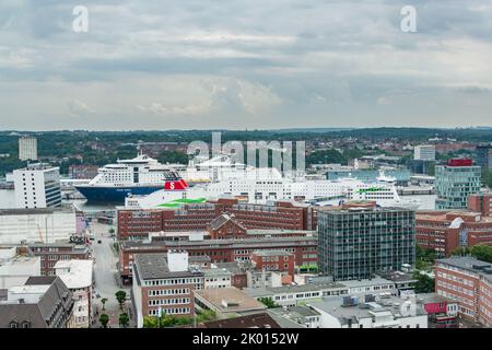 Kiel - Luftafnahme Innenstadt die Stena Germanica und die Color Magic Fähren nach Norwegen und Schweden an ihren Liegeplätzen Banque D'Images