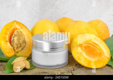 Crème hydratante pour la peau et abricots frais. Concept de soins de la peau. Hydratant à l'abricot Banque D'Images