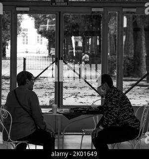 Personnes prenant des eaux thermales, Hall des sources, Vichy, Allier, AURA région, Centre de la France Banque D'Images