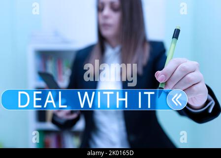 Signature manuscrite à traiter avec elle. Photo conceptuelle s'adapter à une situation particulière et continuer à aller de l'avant Banque D'Images
