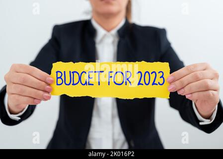 Texte montrant inspiration Budget pour 2023An estimations écrites des recettes et des dépenses pour 2023. Photo conceptuelle une estimation écrite du revenu et Banque D'Images