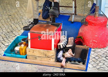 Kit de nettoyage de chaussures dans la rue du Portugal Banque D'Images