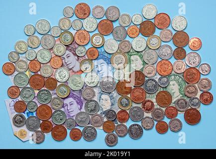 Billets de banque et espèces britanniques. Pendant des décennies, les billets et pièces de banque britanniques ont porté une image de la reine Elizabeth II, maintenant ils devront être changés. JE Banque D'Images