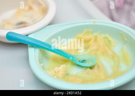 Bol avec purée de légumes pour bébé sur table Banque D'Images