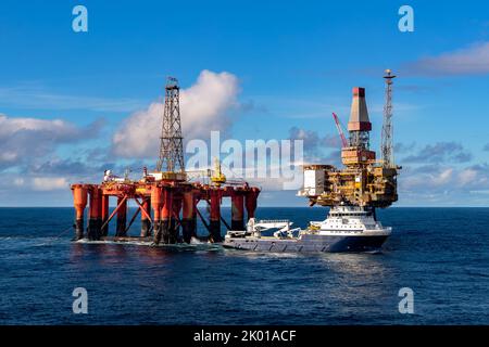 Navire AHTS Island Valiant faisant l'opération de déplacement de l'engin pour l'engin semi-submersible Borgsten Dolphin à côté de la plate-forme Dunbar Banque D'Images