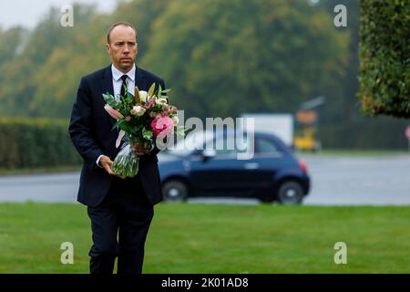 Newmarket, Royaume-Uni. 9 septembre 2022. Hommages floraux laissés à la mémoire de la reine Elizabeth II après sa mort le 8th septembre sur une statue en bronze conçue par Etienne Millner, qui est située à l'entrée de l'hippodrome de Newmarket qui a été un cadeau de la ville l'année de son anniversaire de 90th. En photo, le député conservateur Matt Hancock, pour le Suffolk de l'Ouest, avec son hommage floral la Reine. Crédit : Mark Bullimore/Alamy Live News Banque D'Images