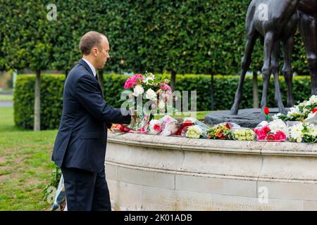 Newmarket, Royaume-Uni. 9 septembre 2022. Hommages floraux laissés à la mémoire de la reine Elizabeth II après sa mort le 8th septembre sur une statue en bronze conçue par Etienne Millner, qui est située à l'entrée de l'hippodrome de Newmarket qui a été un cadeau de la ville l'année de son anniversaire de 90th. En photo, le député conservateur Matt Hancock, pour le Suffolk de l'Ouest, avec son hommage floral la Reine. Crédit : Mark Bullimore/Alamy Live News Banque D'Images