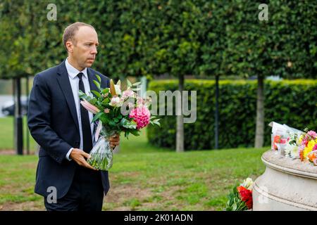 Newmarket, Royaume-Uni. 9 septembre 2022. Hommages floraux laissés à la mémoire de la reine Elizabeth II après sa mort le 8th septembre sur une statue en bronze conçue par Etienne Millner, qui est située à l'entrée de l'hippodrome de Newmarket qui a été un cadeau de la ville l'année de son anniversaire de 90th. En photo, le député conservateur Matt Hancock, pour le Suffolk de l'Ouest, avec son hommage floral la Reine. Crédit : Mark Bullimore/Alamy Live News Banque D'Images