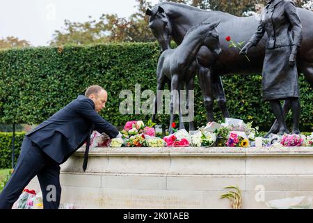 Newmarket, Royaume-Uni. 9 septembre 2022. Hommages floraux laissés à la mémoire de la reine Elizabeth II après sa mort le 8th septembre sur une statue en bronze conçue par Etienne Millner, qui est située à l'entrée de l'hippodrome de Newmarket qui a été un cadeau de la ville l'année de son anniversaire de 90th. En photo, le député conservateur Matt Hancock, pour le Suffolk de l'Ouest, avec son hommage floral la Reine. Crédit : Mark Bullimore/Alamy Live News Banque D'Images