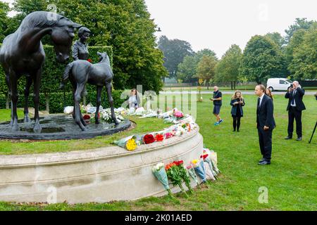 Newmarket, Royaume-Uni. 9 septembre 2022. Hommages floraux laissés à la mémoire de la reine Elizabeth II après sa mort le 8th septembre sur une statue en bronze conçue par Etienne Millner, qui est située à l'entrée de l'hippodrome de Newmarket qui a été un cadeau de la ville l'année de son anniversaire de 90th. En photo, le député conservateur Matt Hancock, pour le Suffolk de l'Ouest, avec son hommage floral la Reine. Crédit : Mark Bullimore/Alamy Live News Banque D'Images